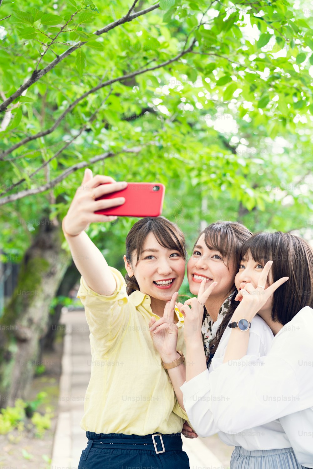 Grupo de mulher asiática tirando uma selfie.