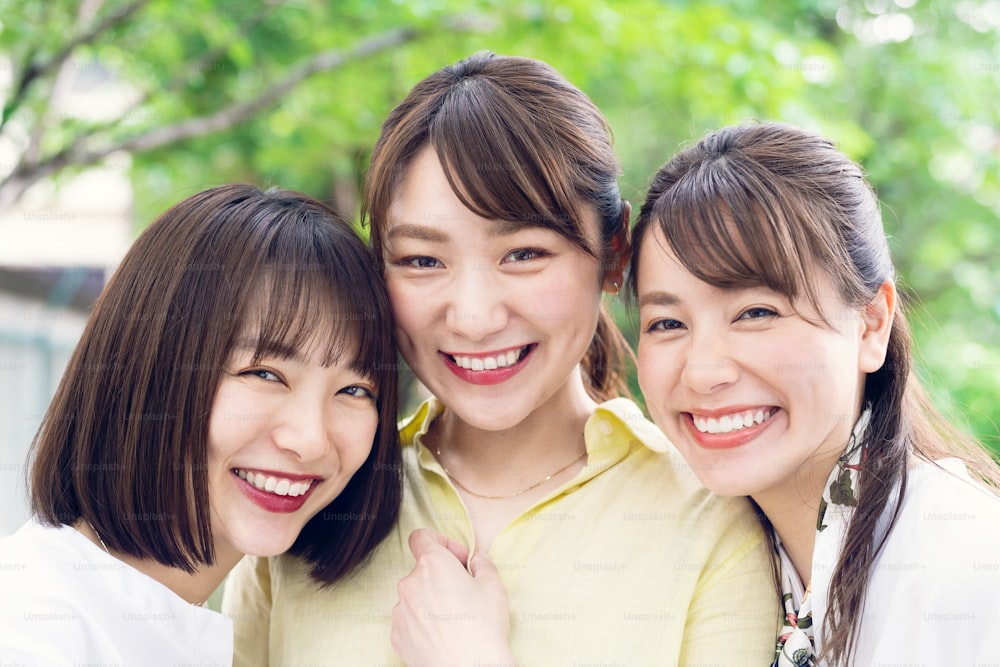 Retrato do grupo de meninas asiáticas.