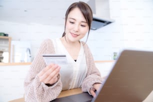 Mujer joven usando tarjeta de crédito.