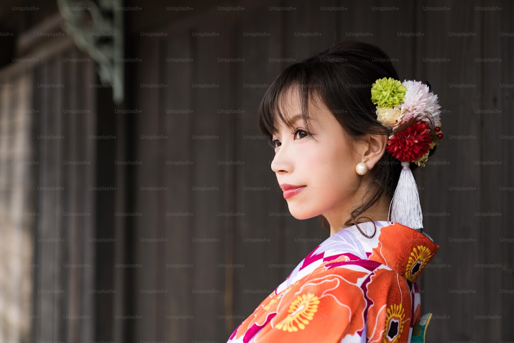 Menina asiática jovem vestindo quimono (roupas tradicionais japonesas).