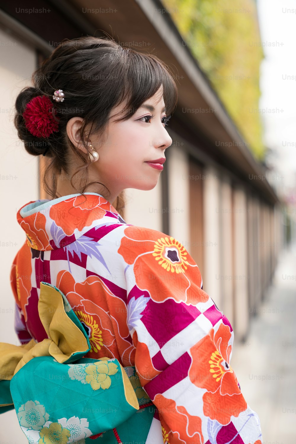 기모노(일본 전통 의상)를 입은 어린 아시아 소��녀.