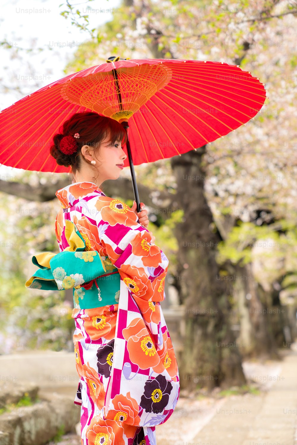 Junges asiatisches Mädchen trägt Kimono (traditionelle japanische Kleidung).