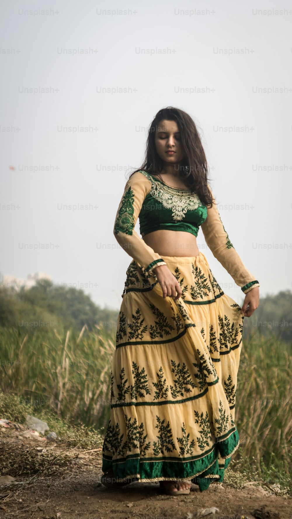 Retrato de hermosa niña india. Joven mujer hindú con traje tradicional indio lehenga choli o sari o sari