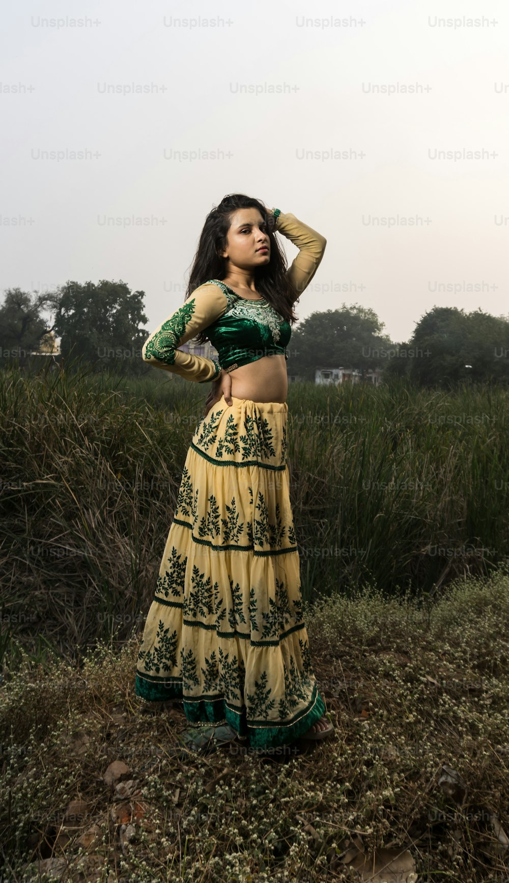 Retrato de hermosa niña india. Joven mujer hindú con traje tradicional indio lehenga choli o sari o sari