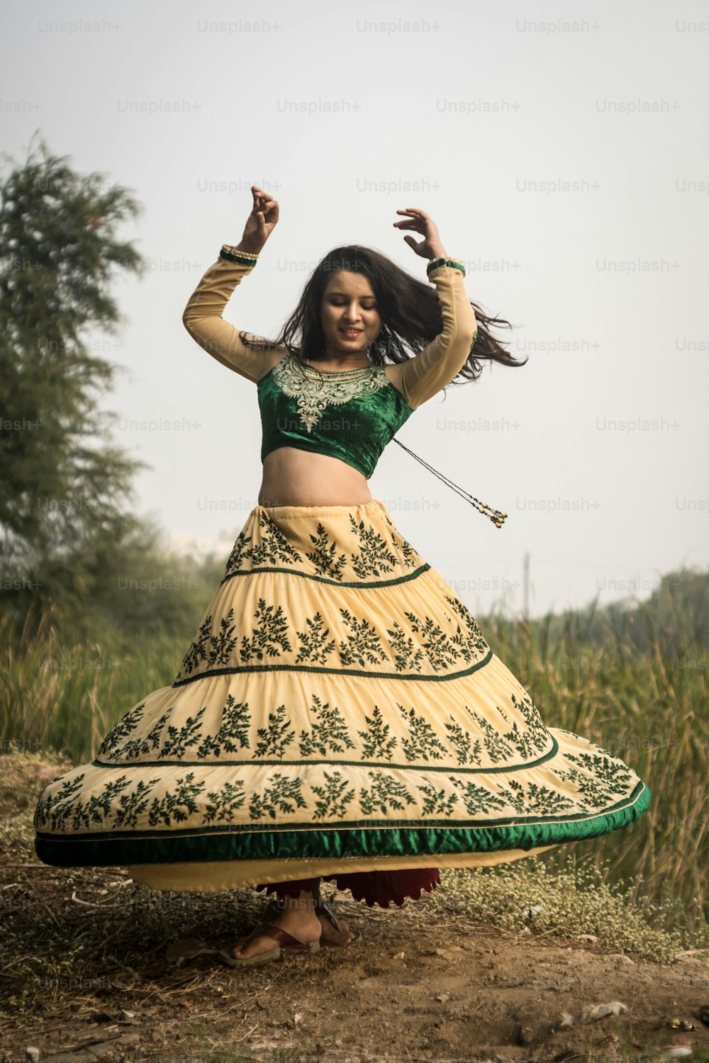 Porträt eines schönen indischen Mädchens. Junge hinduistische Frau in traditioneller indischer Tracht Lehenga Choli oder Sari oder Sari