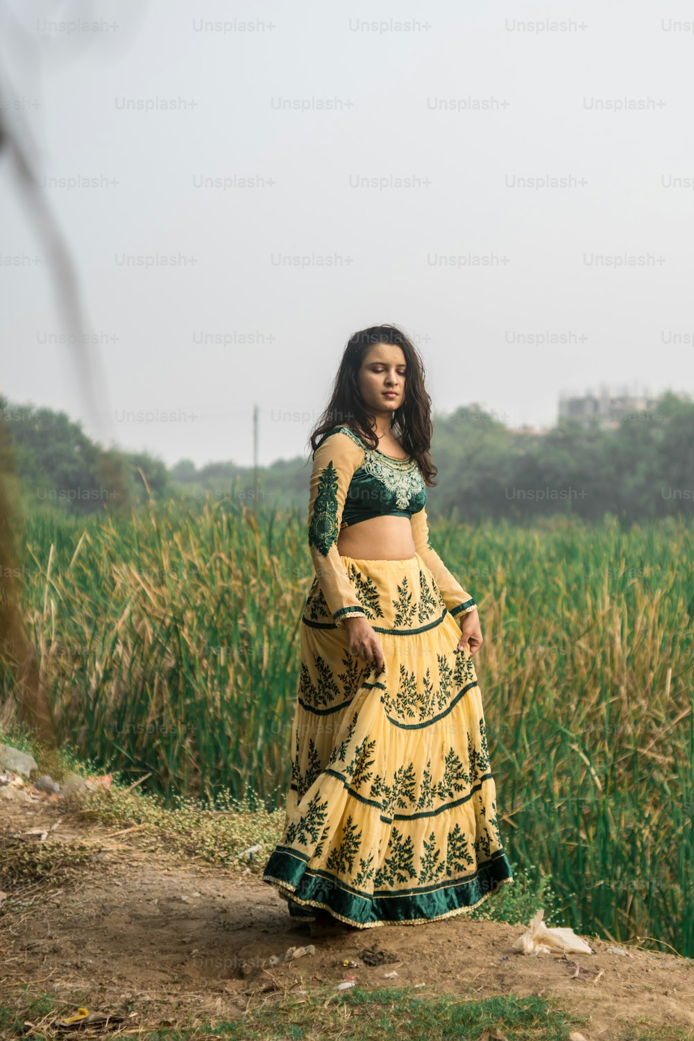 Retrato de hermosa niña india. Joven mujer hindú con traje tradicional indio lehenga choli o sari o sari