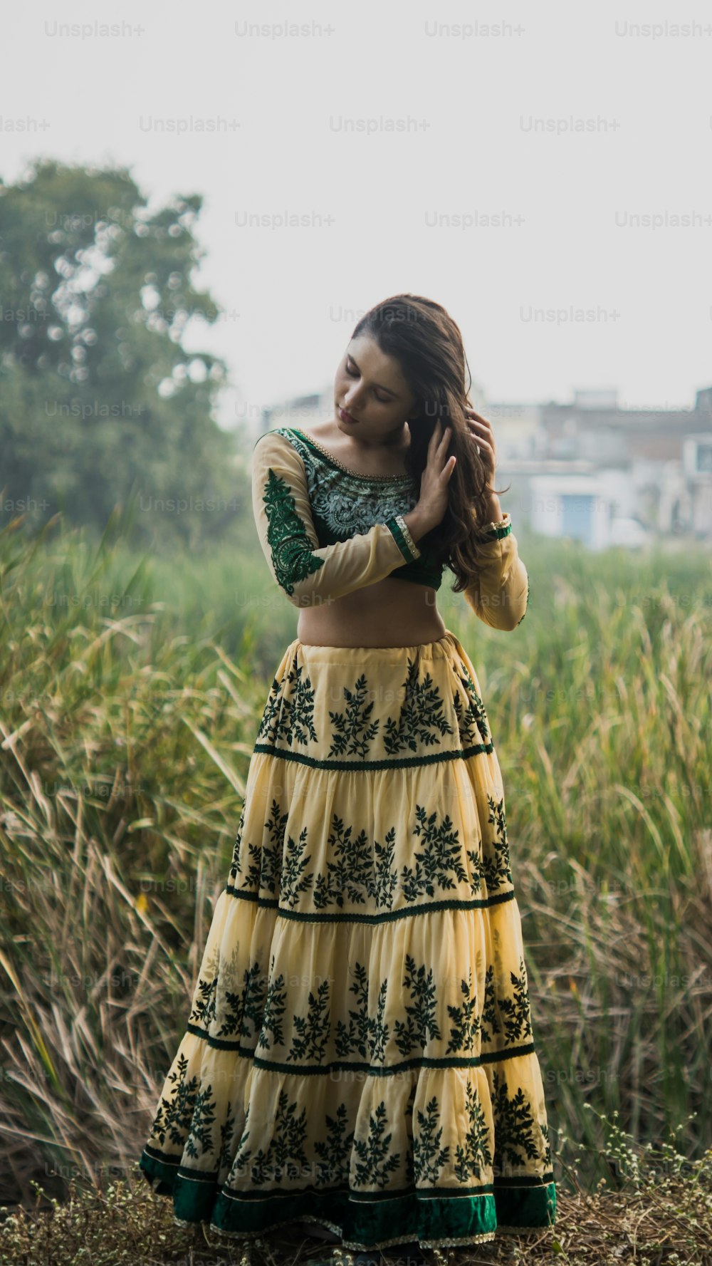 Retrato da menina indiana bonita. Mulher hindu nova no traje indiano tradicional lehenga choli ou sari ou saree