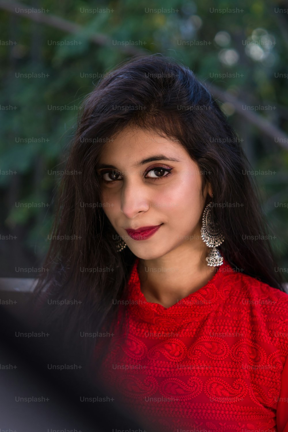 Belle fille indienne. Jeune femme modèle hindoue. Costume rouge traditionnel indien