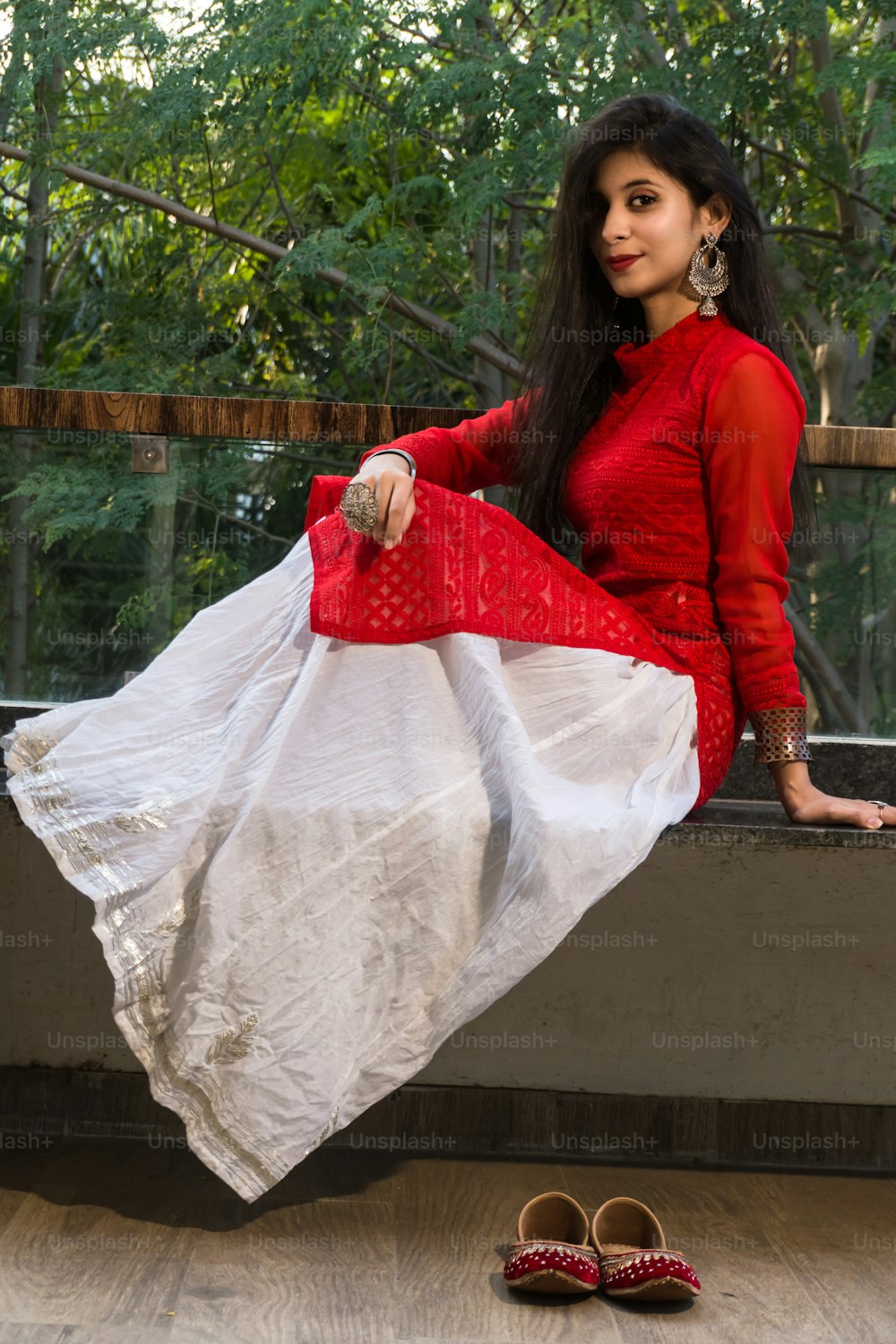 Belle fille indienne. Jeune femme modèle hindoue. Costume rouge traditionnel indien