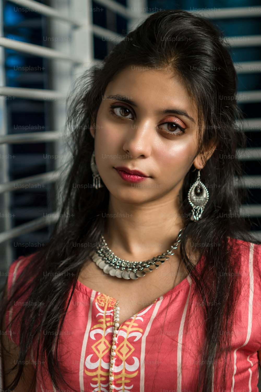 Retrato da mulher indiana quente com poses de penteado elegantes. Mulher que posa na frente da câmera