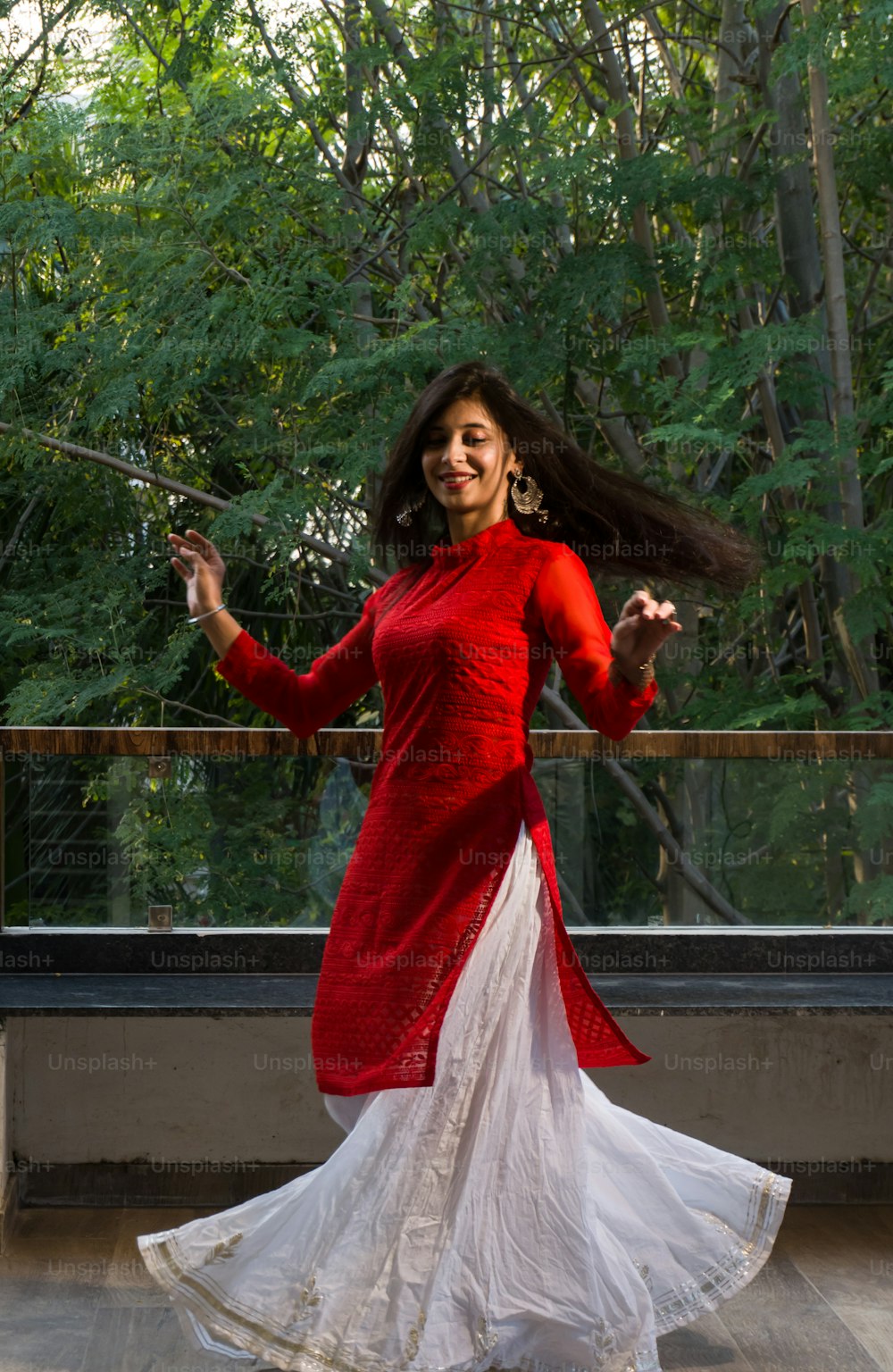 Belle fille indienne. Jeune femme modèle hindoue. Costume rouge traditionnel indien