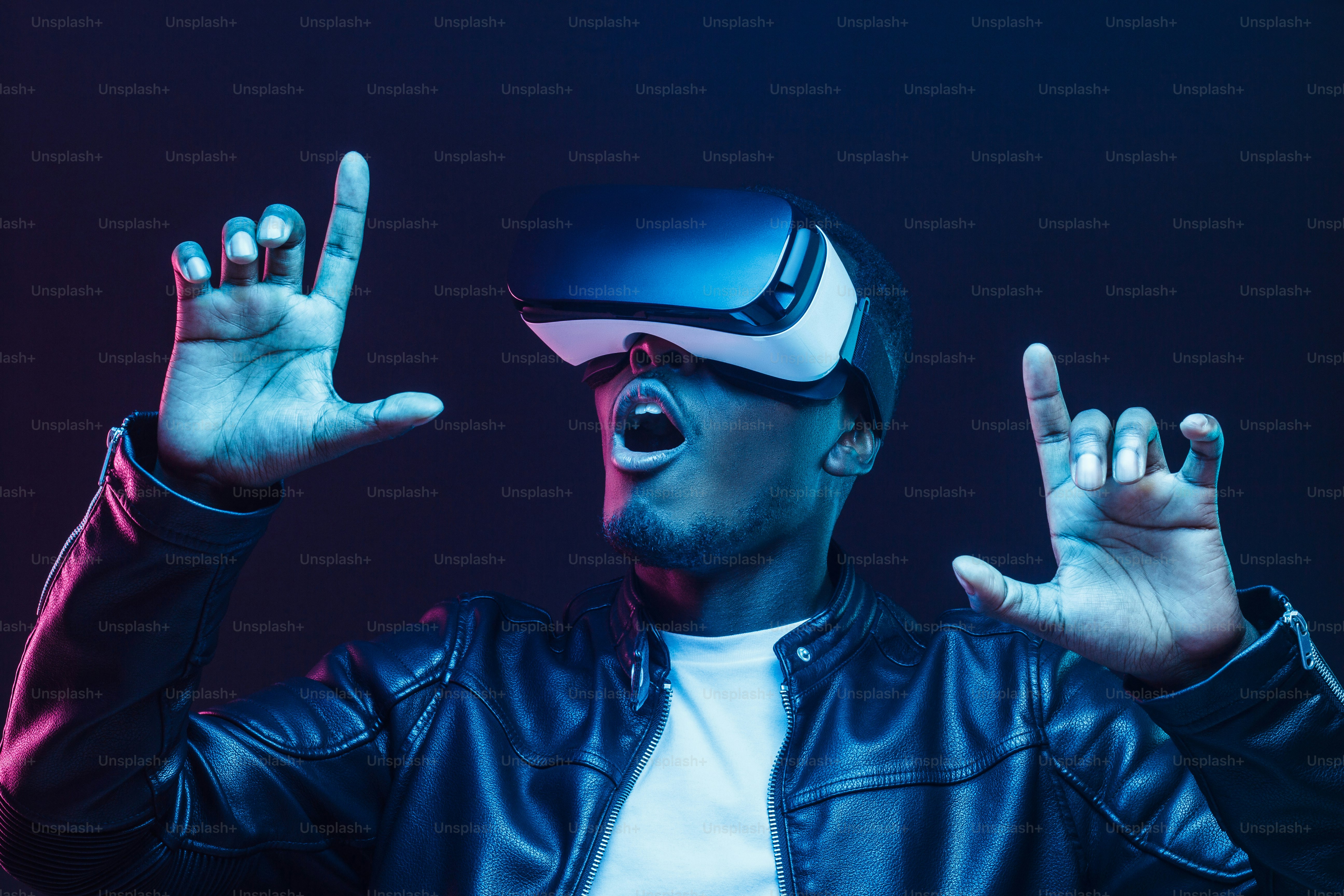 VRヘッドセットを使ってバーチャルリアリティを体験するアフリカ系アメリカ人の若い男性