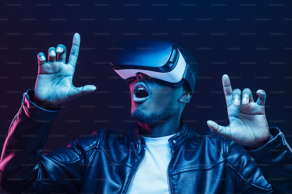 Junger Afroamerikaner mit Virtual-Reality-Erfahrung mit VR-Headset