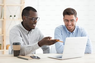 교육의 다양성. 백인 성인 학생을 지원하는 아프리카 남자 교사가 노트북을 사용하여 작업을 하는 동안