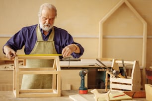 Misure esatte del modello in legno della costruzione di una piccola casa di legno