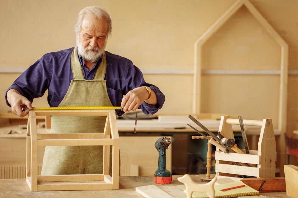 Medidas exactas del modelo de madera de la construcción de una pequeña casa de madera