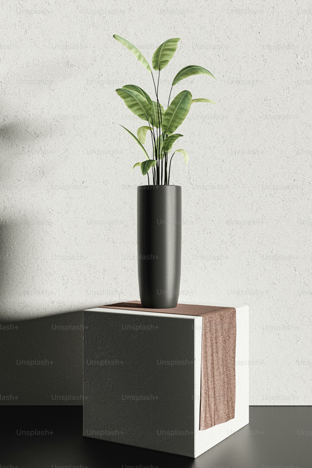 um vaso de planta sentado em cima de um bloco de madeira