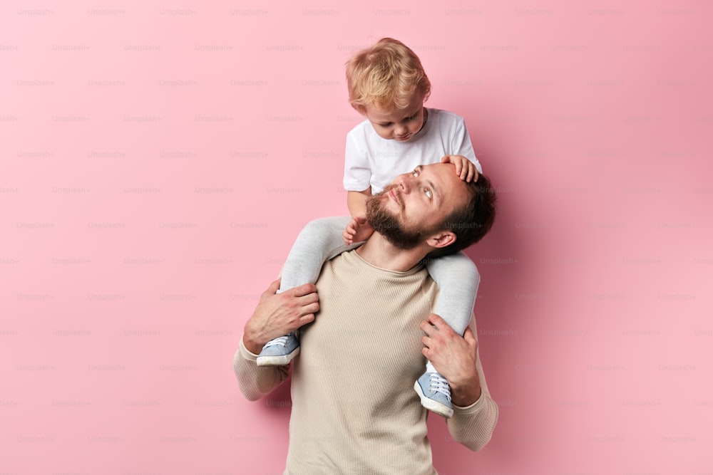 단일 Parebt 가족. 클로즈업 사진, 고립된 분홍색 배경, 아버지와 아들 사이의 만남