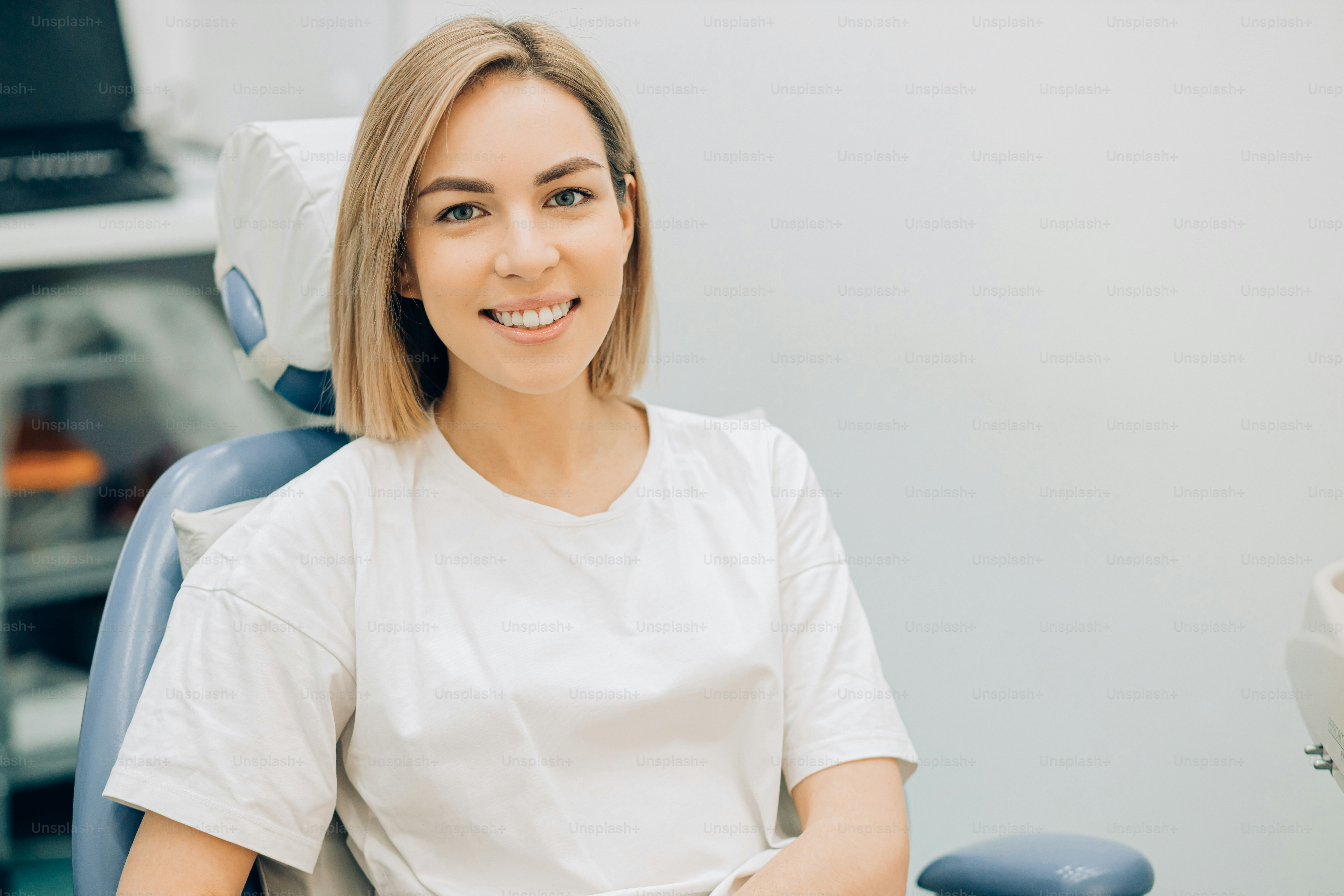 Jeune femme de race blanche en attente d’un dentiste pour traiter les dents par un professionnel. Concept orthodontique, oral, dentaire, medcine