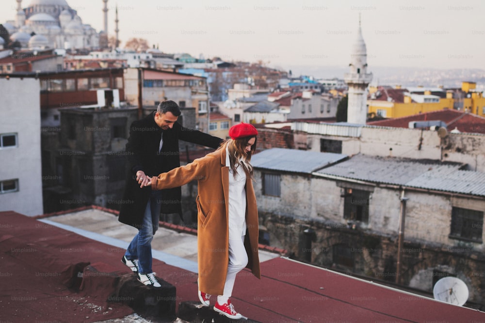 Coppia innamorata che cammina sul tetto del Grand Bazaar nella città vecchia di Istanbul