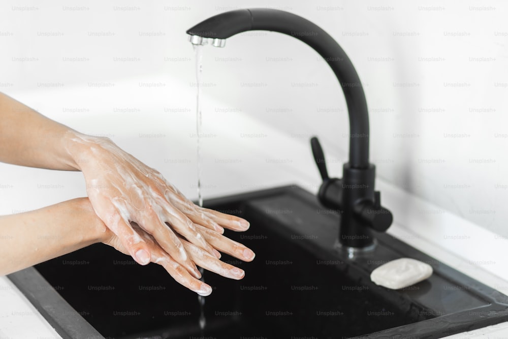 코로나 바이러스 문제. 위생, 방부제로 항균 비누로 손 씻기. 코비드-19 팬데믹.