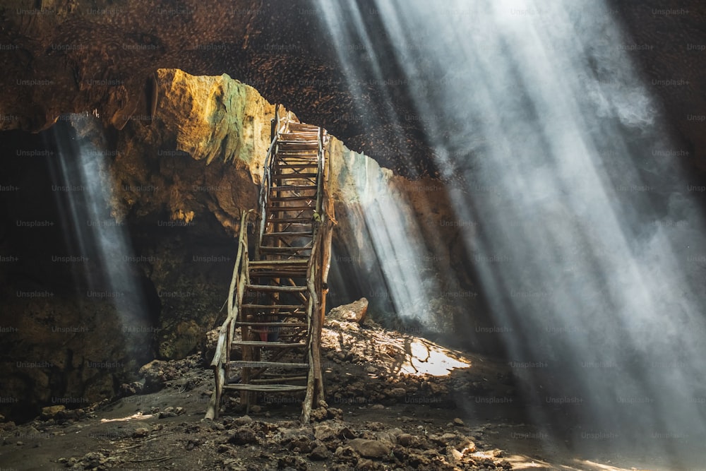 Mystical Neverland Bat Cave Lombok (Goa Buwun Prabu) Indonésia. Três raios caverna morcego
