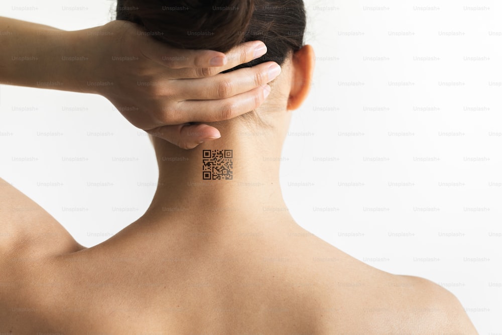 Persona con codice QR sul collo. Tecnologia futura delle persone chipization per l'osservazione in tempo di crisi sociale coronavirus. Limitazione della libertà.