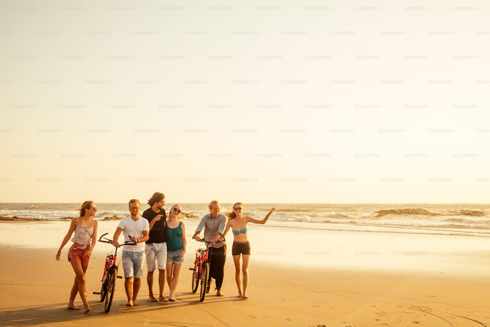 six amis se rencontrant sur la plage à Goa en Inde et passant du temps ensemble.