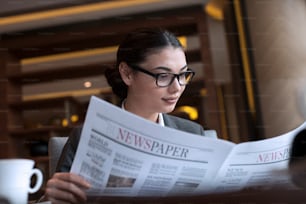 femme d’affaires lisant un journal