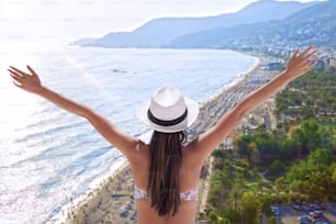 Mujer manos arriba y mirando hermosas playas de Turquía