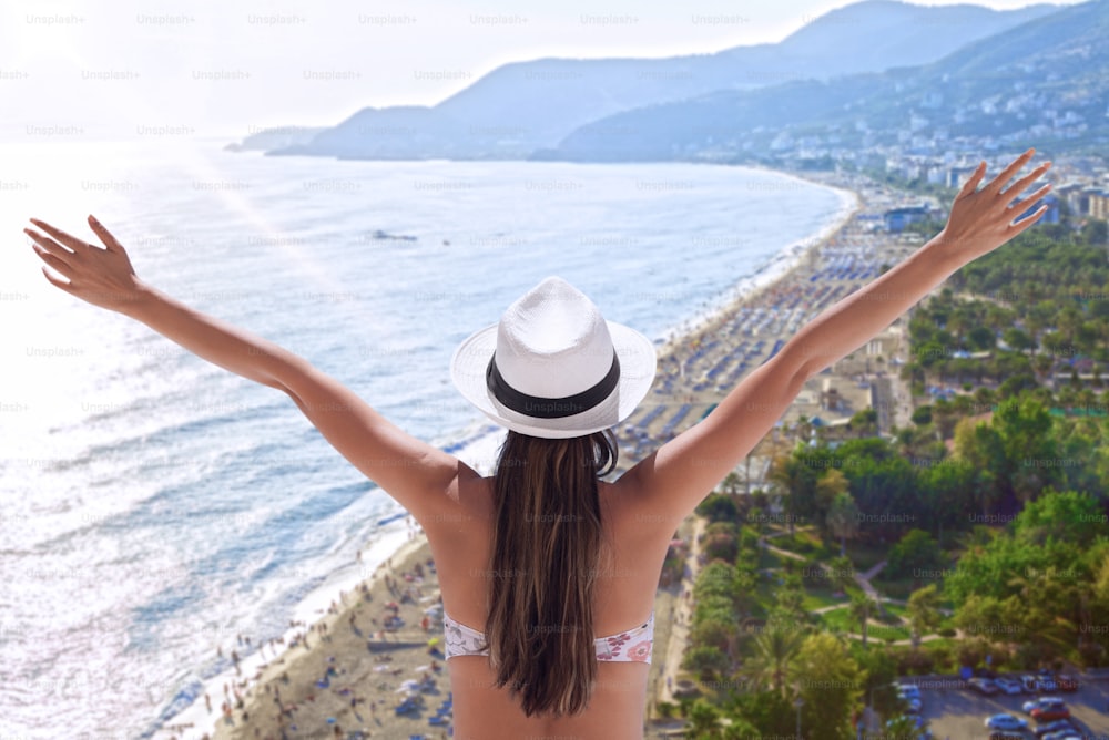Mujer manos arriba y mirando hermosas playas de Turquía