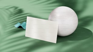 un huevo con un pedazo de papel al lado