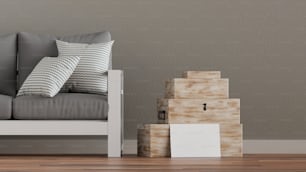 un sofá gris con almohadas y un bloque de madera