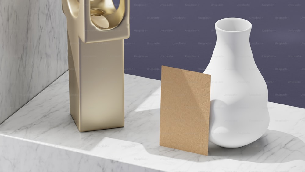 eine weiße Vase, die auf einer weißen Theke sitzt