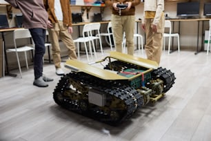 Immagine di sfondo del robot cingolato telecomandato nella classe di ingegneria della scuola moderna, spazio di copia