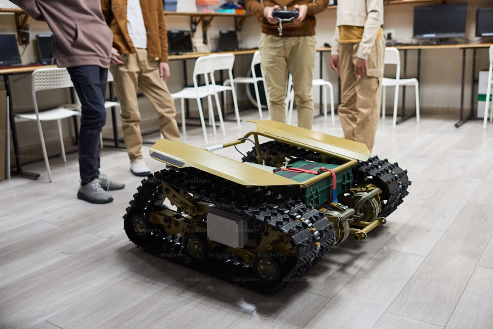 Imagen de fondo del robot de orugas operado a distancia en la clase de ingeniería en la escuela moderna, espacio de copia