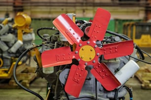 Nahaufnahme von Metallmaschinenanlagen mit Ventilator in der Maschinenfabrik