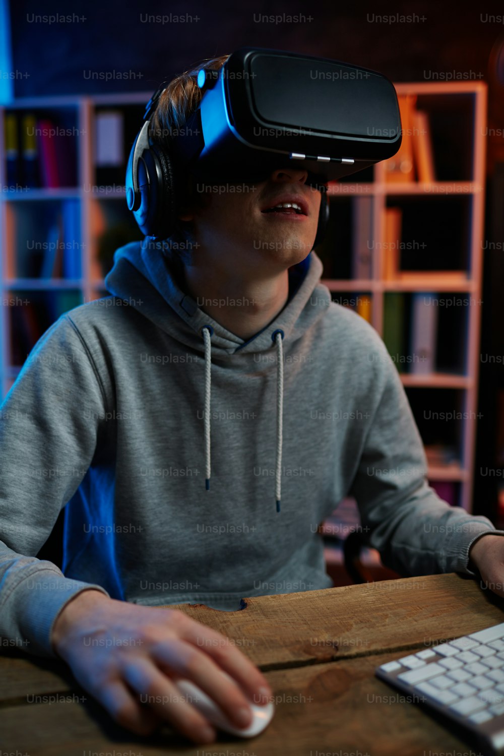Adolescente jugando a un videojuego con simulador de realidad virtual