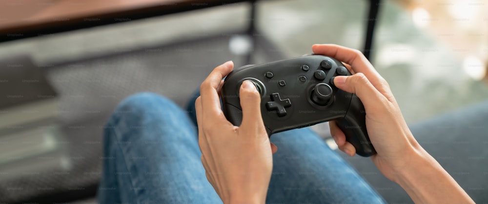 Close up da mão segurando joysticks com jogar jogo online.