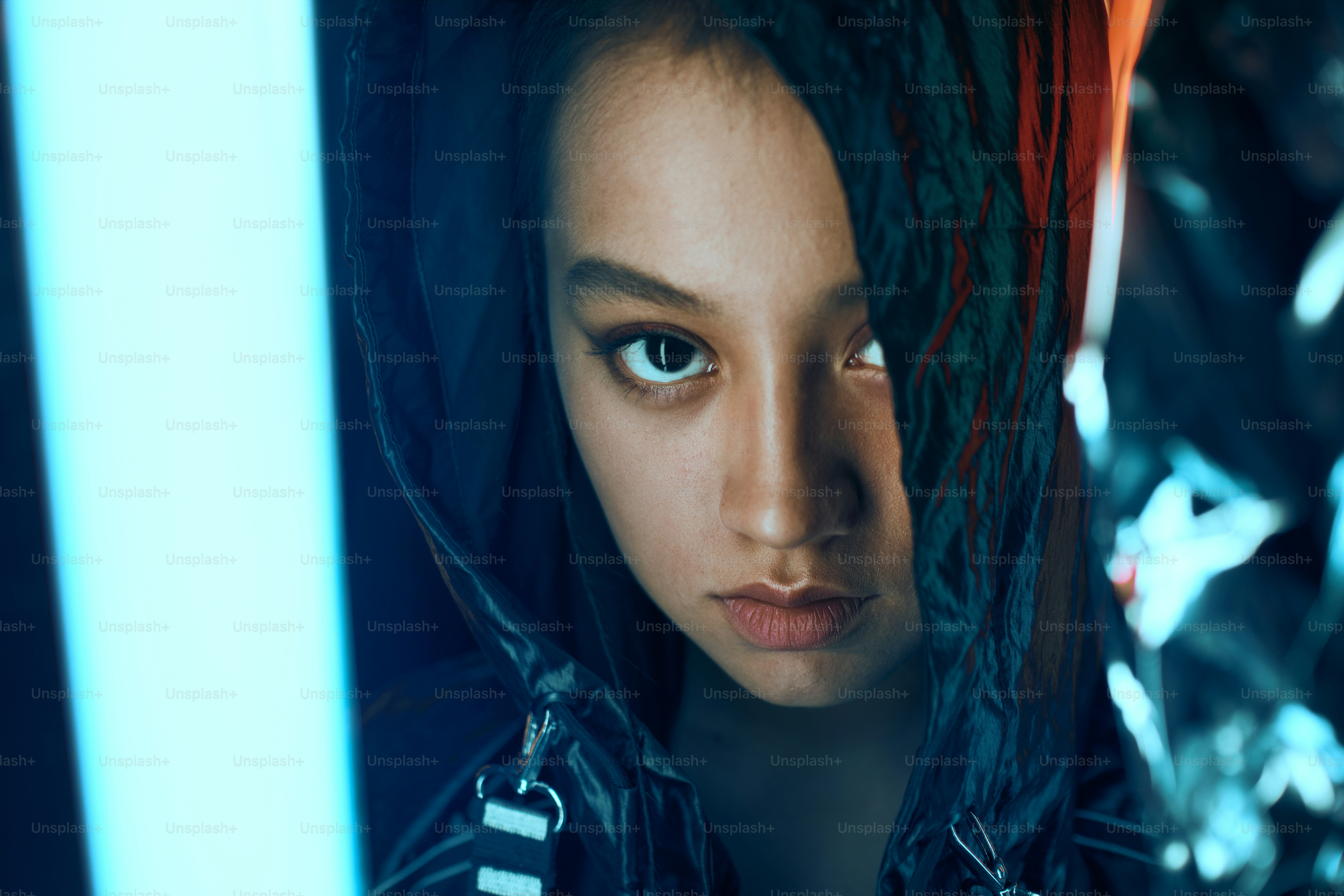 Potret futuristik remaja asia dalam cahaya neon. Dia adalah gadis modis cyberpunk yang serius, berani,