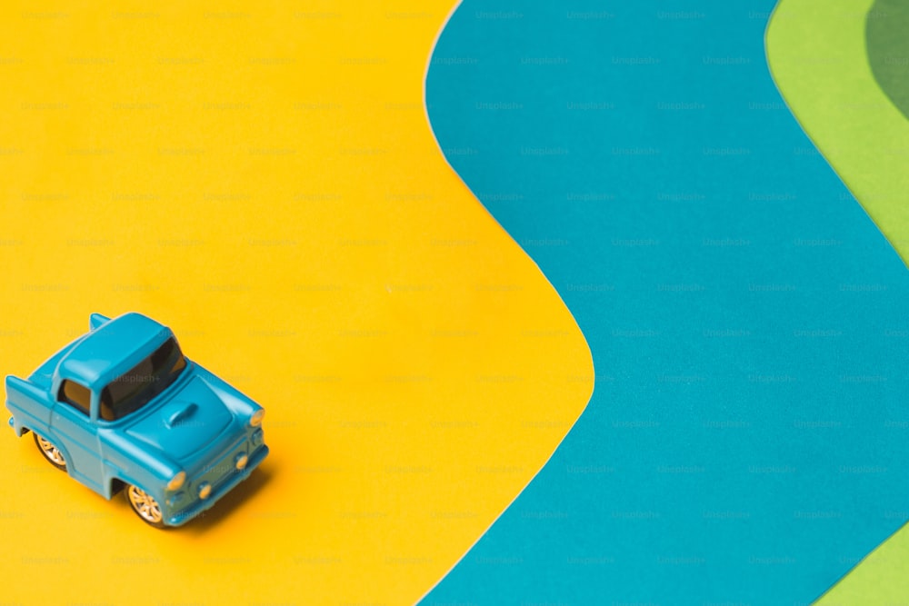 Die Spielzeuge - Oldtimer-Miniaturauto und Bus auf trendigem farbigem Papier. Das Pop-Art- und Kreativitätskonzept. Das Urlaubs-, Reise-, Reise-, Wochenend-, Urlaubskonzept