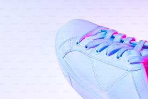 Scarpe sportive femminili in primo piano, sneakers isolate su sfondo neon. Moda urbana, fitness, concetto di allenamento. Mockup. Copia lo spazio per annuncio, testo, design