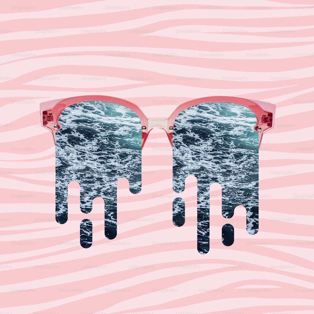 Horario de verano. Collage de arte contemporáneo, arte moderno. Colores pastel de moda. Composición con vasos llenos de agua de mar. Cartel conceptual surrealista.