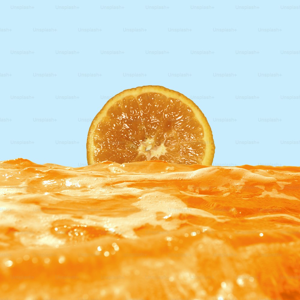 Fatia de laranja como sol no pôr do sol atrás do horizonte de suco do mar e fundo azul. Espaço de cópia para anúncio, texto. Design moderno. Colagem conceitual, contemporânea brilhante. Verão, clima divertido.
