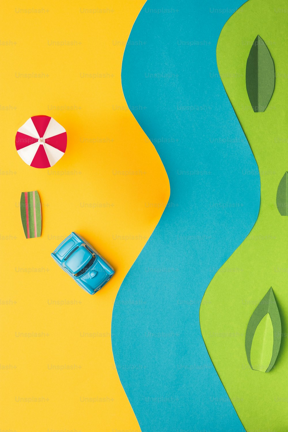 Die Spielzeuge - Oldtimer-Miniaturauto und Bus auf trendigem farbigem Papier. Das Pop-Art- und Kreativitätskonzept. Das Urlaubs-, Reise-, Reise-, Wochenend-, Urlaubskonzept