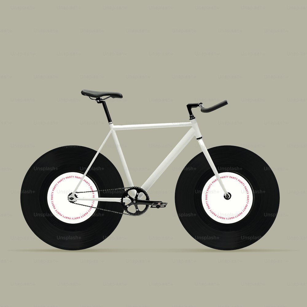 楽しむ方法。グレイの背景にディスコ製の車輪を持つ自転車、レトロなビニール板。広告、テキストのスペースをコピーします。モダンなデザイン。コンセプチュアルで現代的な明るいアートコラージュ。パーティーの時間、楽しい気分。