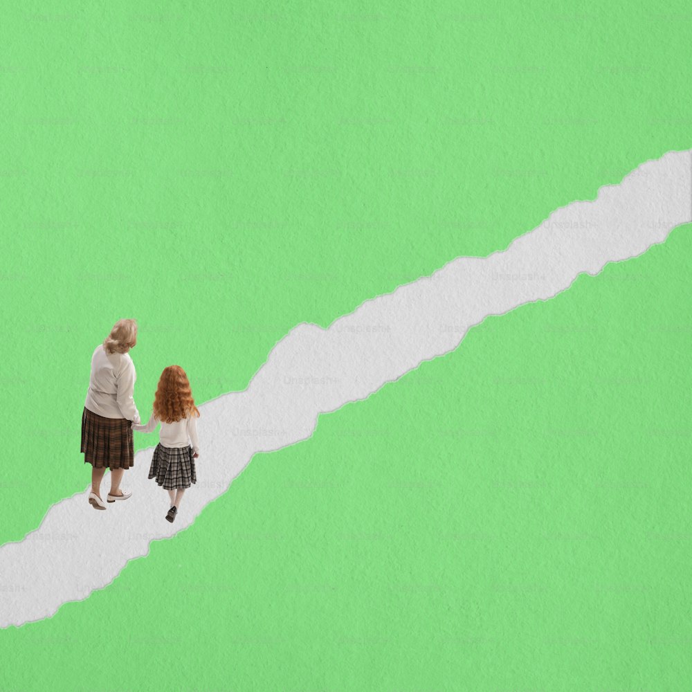 Obra conceptual. Mujer de mediana edad y niña caminando juntas aisladas sobre fondo verde. Collage de arte contemporáneo. Concepto de arte, cuidado, familia, moda, creatividad, estilo vintage, mundo interior.