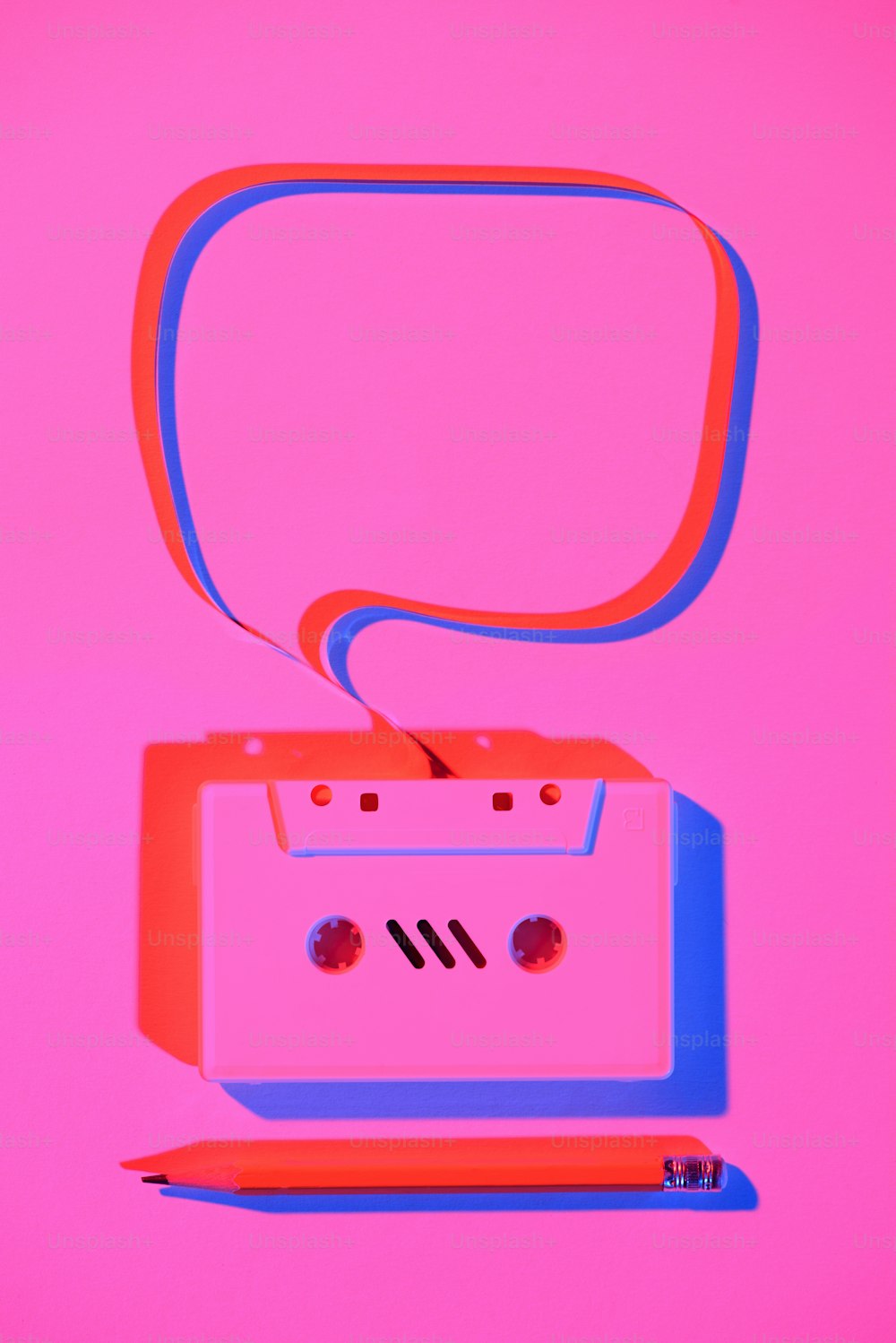 getöntes rosa Bild von Bleistift und Retro-Audiokassette mit Sprechblase