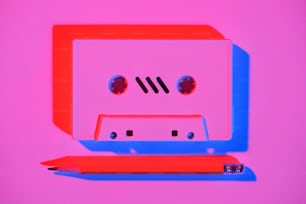 Imagen rosa tonificada de casete de audio retro y lápiz sobre la mesa