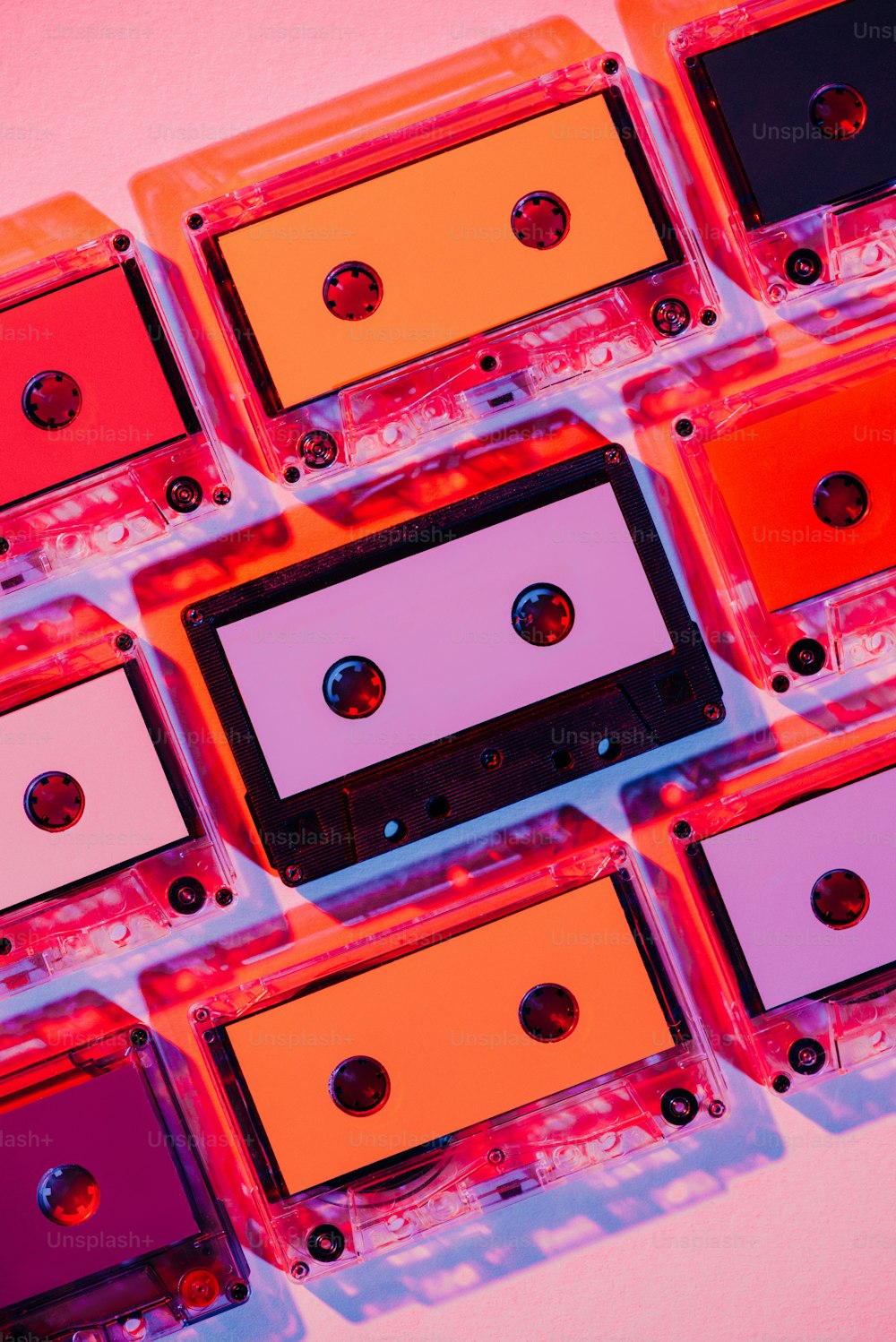 Imagen tonificada de coloridos casetes de audio retro sobre fondo rosa